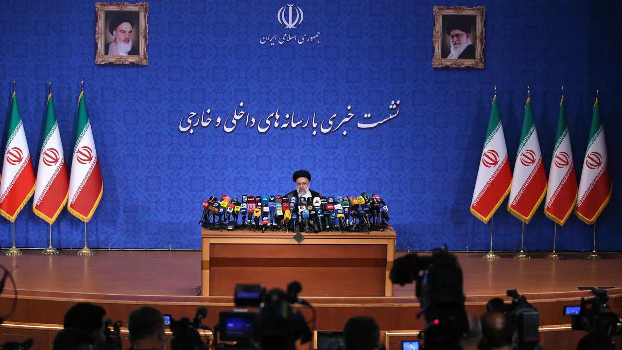 الرئيس الإيراني المنتخب إبراهيم رئيسي خلال مؤتمر صحافي في طهران، 21 حزيران/يونيو 2021.