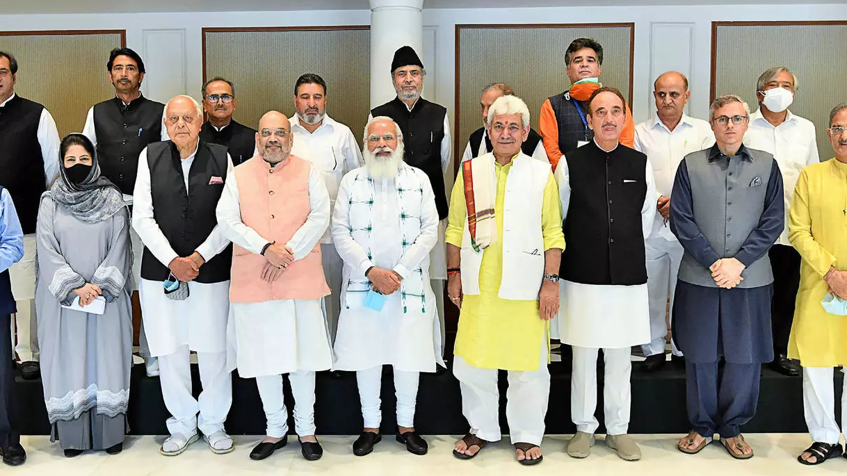 رئيس الوزراء الهندي ناريندرا مودي متوسطا قادة سياسيين من جامو وكشمير، خلال اجتماع في نيودلهي، في 24 حزيران/يونيو 2021