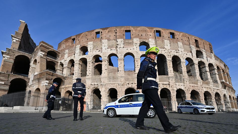 عناصر من الشرطة البلدية أمام مبني الكولوسيوم في العاصمة الإيطالية روما