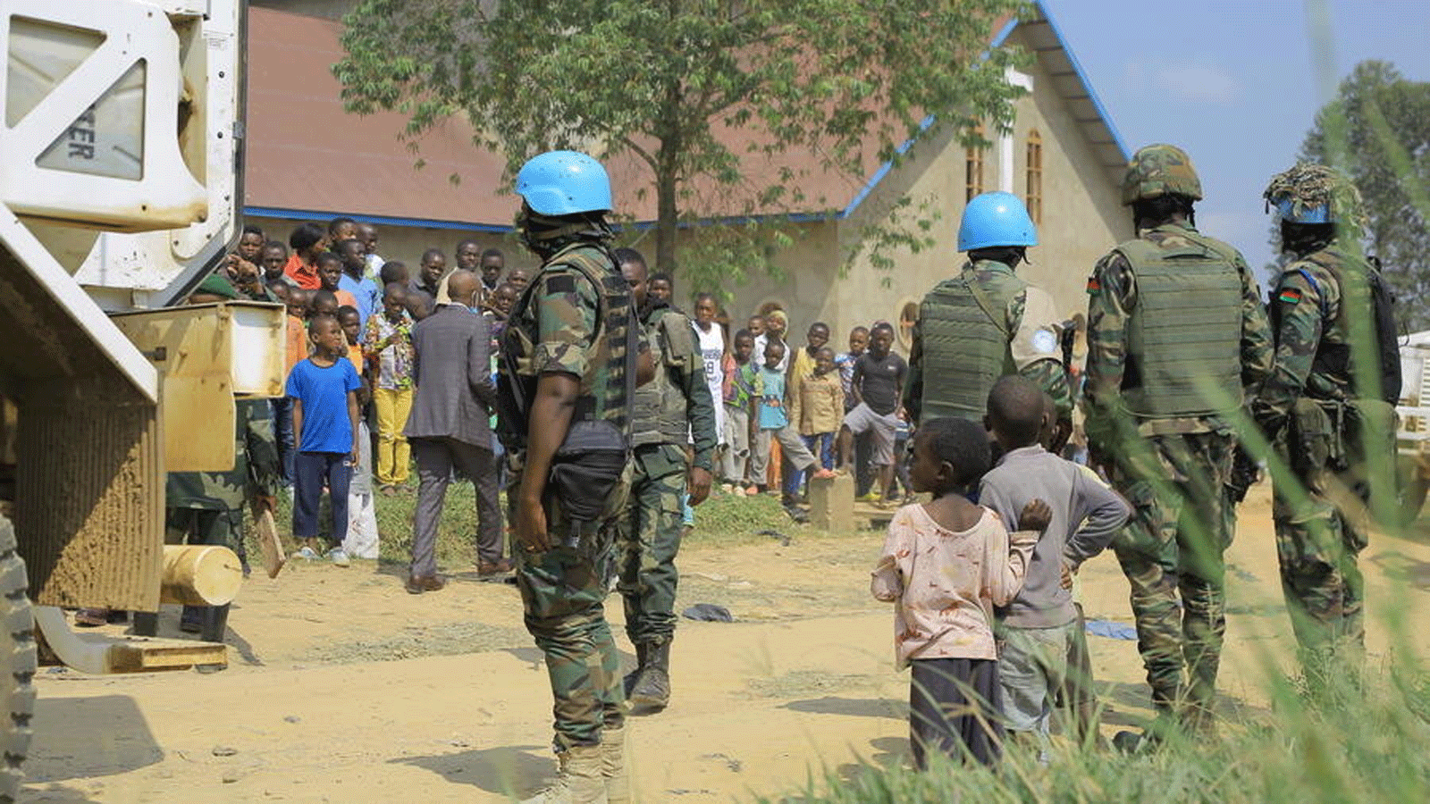 قوات حفظ السلام الملاوية في بعثة الأمم المتحدة MONUSCO تقوم بالحراسة أمام كنيسة سيباستيان بُعيد التفجير الذي وقع في 27 حزيران/يونيو 2021