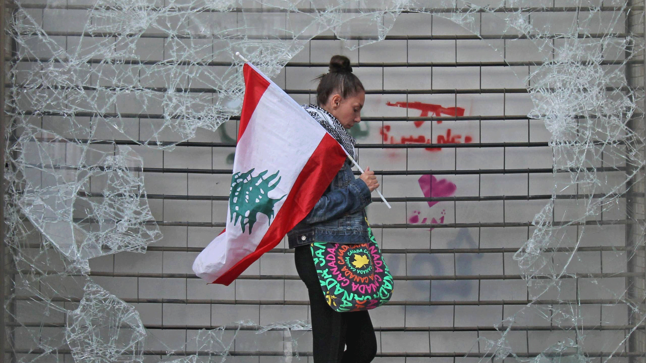 صورة أرشيفية لمتظاهرة ترفع العلم اللبناني في بيروت