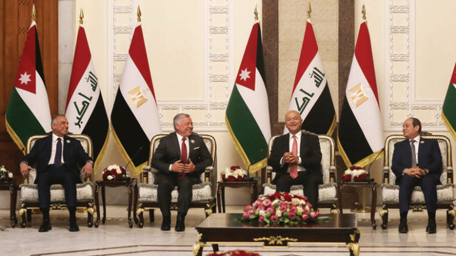 الرئيس العراقي برهم صالح يتوسط رئيس الوزراء مصطفى الكاظمي (يسار) الرئيس المصري عبد الفتاح السيسي (يمين) والعاهل الأردني الملك عبد الله الثاني (الثاني من اليسار) في 27 حزيران/ يونيو 2021