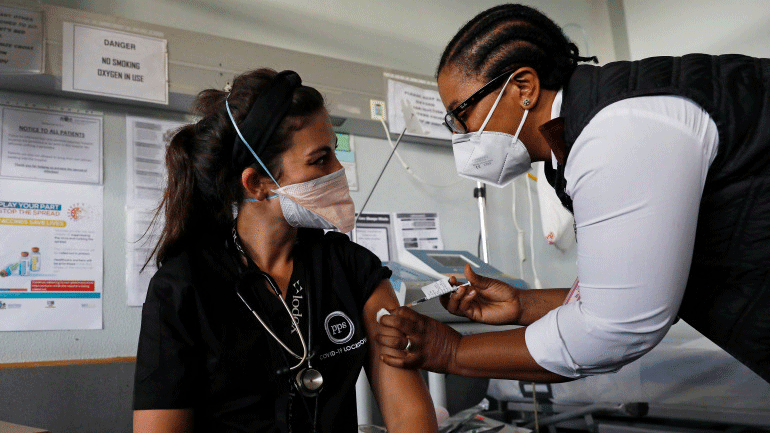 امرأة تتلقى جرعة من اللقاح في جنوب أفريقيا