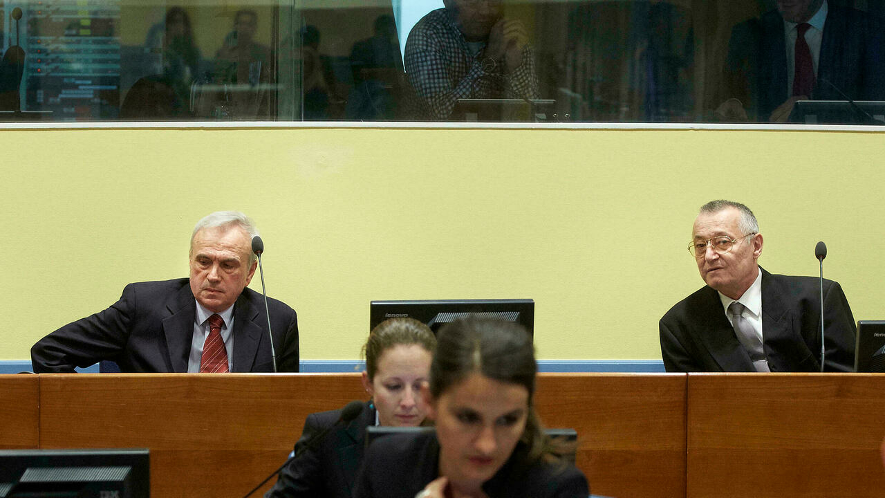 ستانيشيتش، الصف الخلفي على اليسار، وسيماتوفيتش، الصف الخلفي الأيمن، ينتظران حكمهما في محكمة جرائم الحرب اليوغوسلافية في لاهاي، هولندا، الخميس 30 أيار/مايو 2013