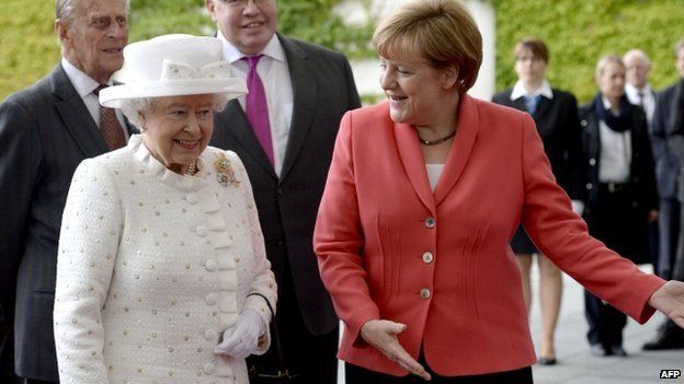صورة ارشيفية للقاء سابق بين ملكة بريطانيا وميركل في برلين