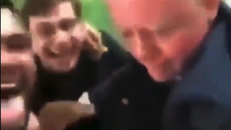 البروفيسور ويتي كما ظهر على شريط الفيديو في واجهة ترهيب الشابين