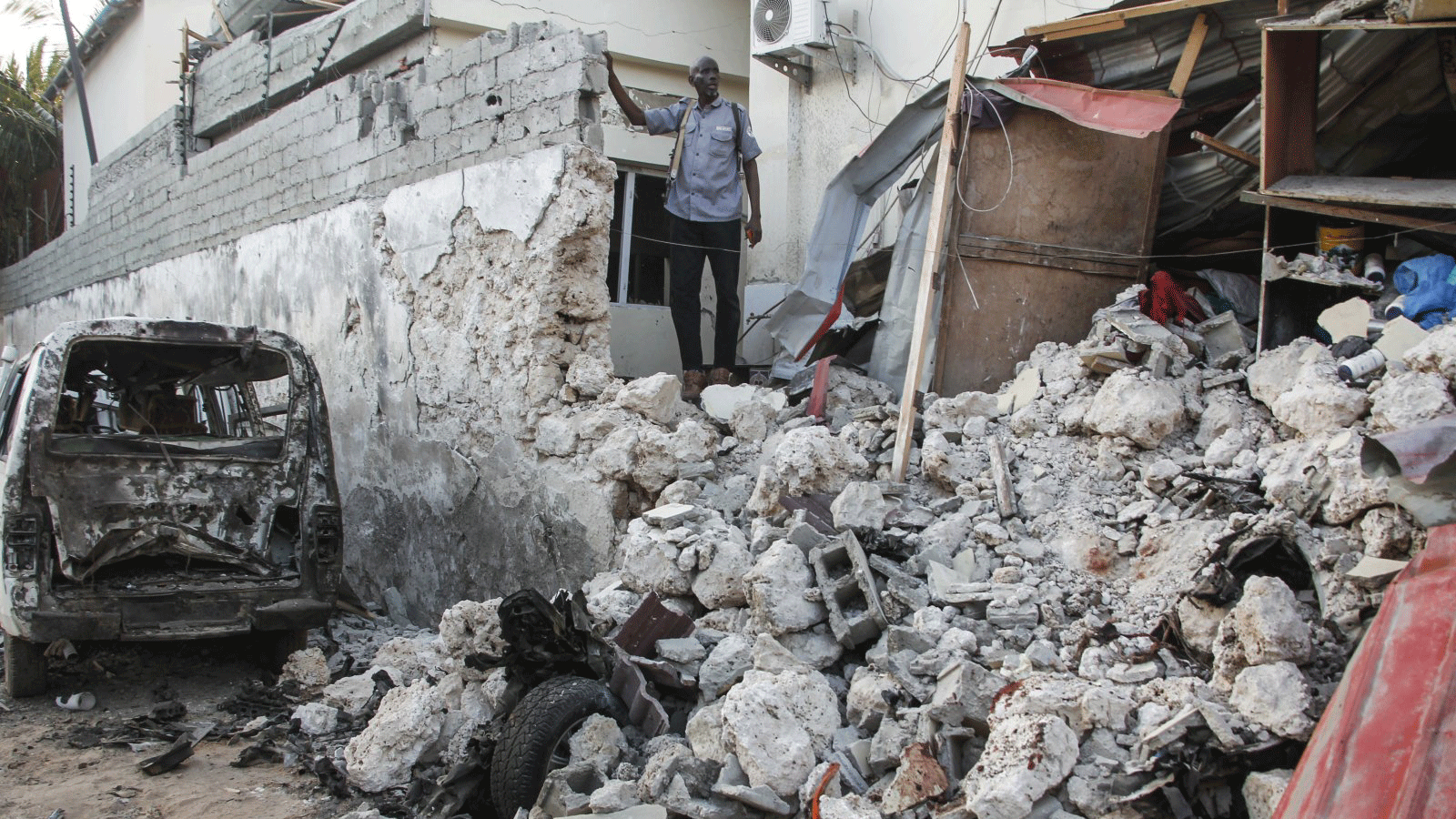حارس أمن يقف بالقرب من الحطام عقب هجوم على فندق أفريك في مقديشو، الصومال، في 1 شباط/ فبراير 2021