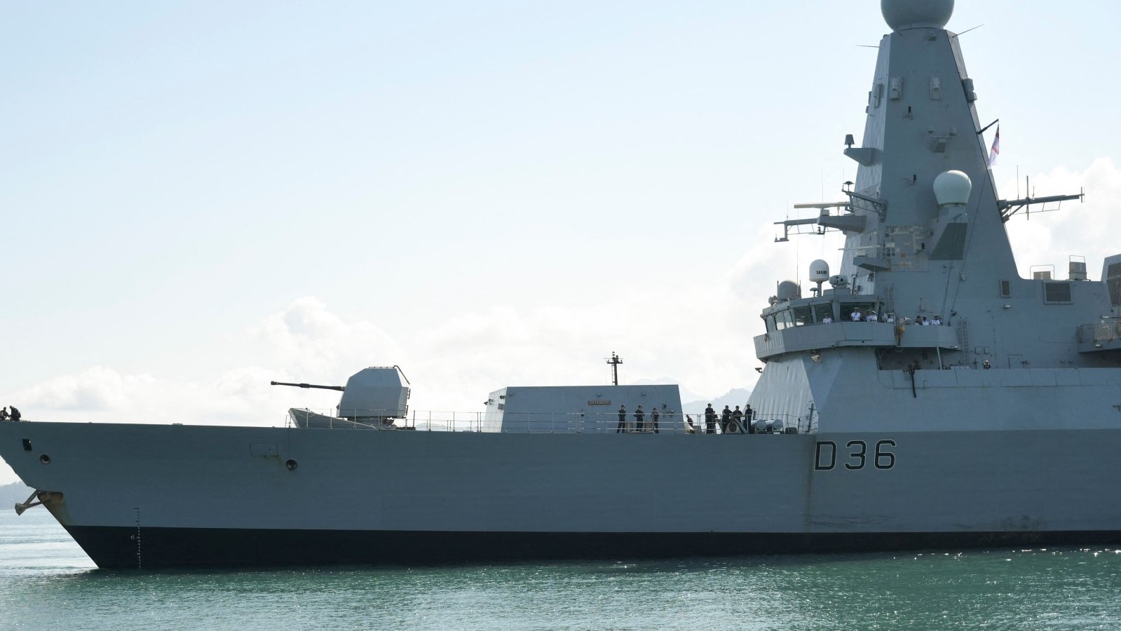 وصول مدمرة البحرية الملكية البريطانية إتش إم إس ديفندر إلى ميناء باتومي على البحر الأسود في 26 يونيو 2021 للمشاركة في المناورات