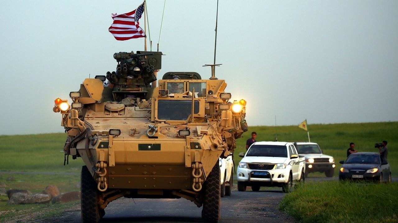 مركبة تابعة للقوات الأمريكية في شمال سوريا تصحبها قوات كردية