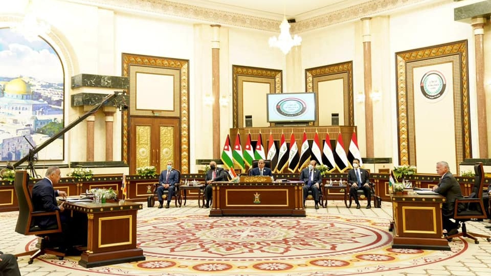 من اليمين الملك عبد الله والسيسي والكاظمي خلال قمتهم الثلاثية في بغداد الاحد