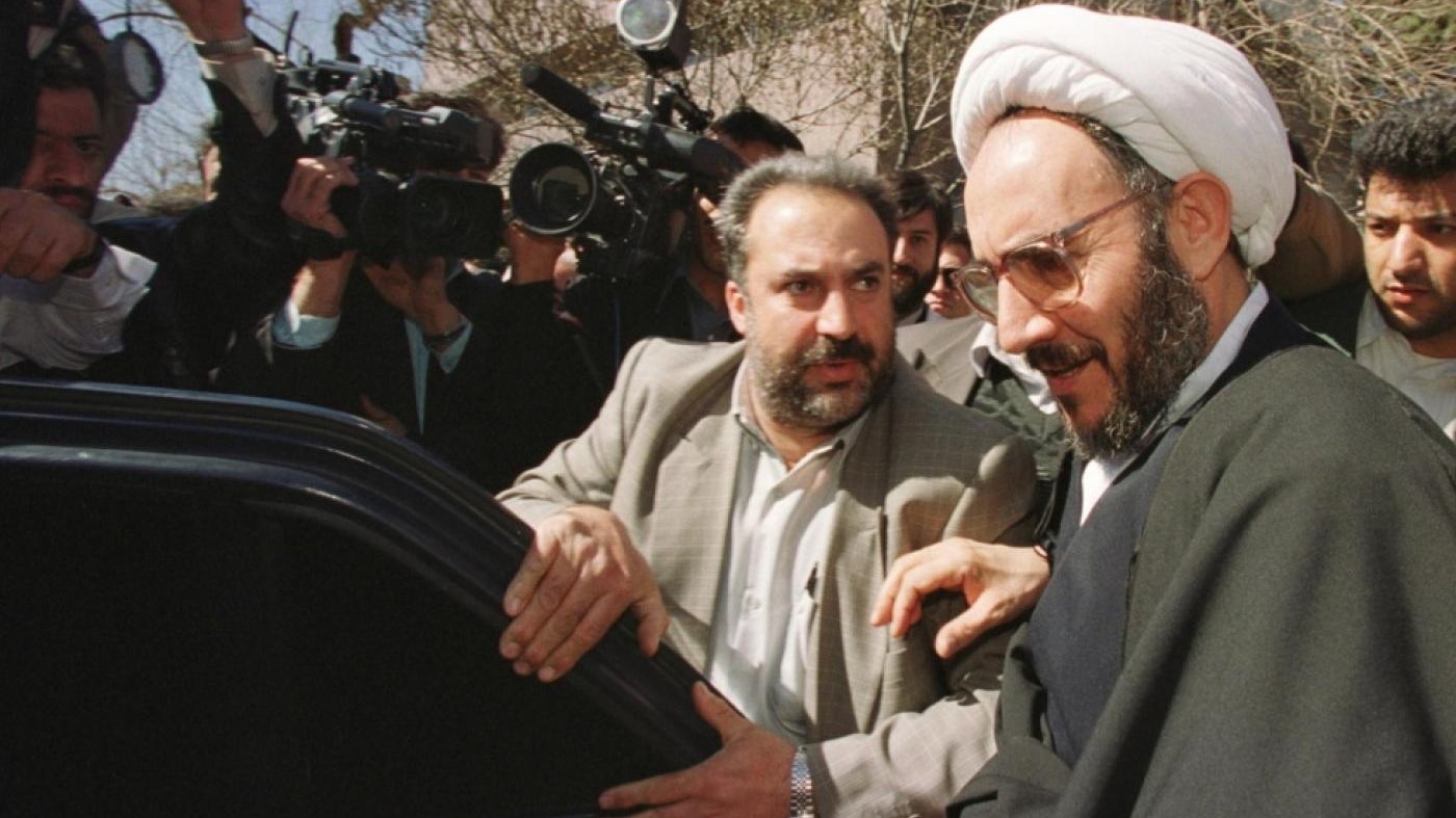 وزير الاستخبارات الإيراني علي يونسي في وسط طهران في مارس 2000