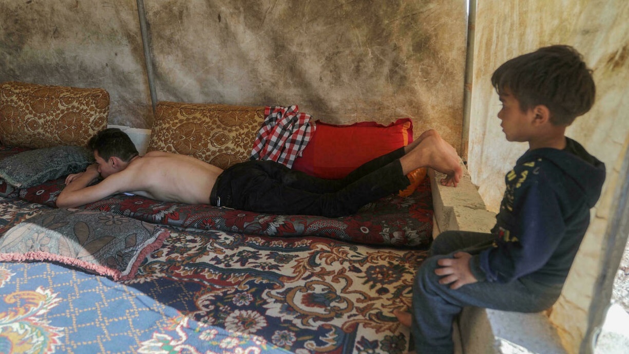  الشاب محمّد العبدالله مستلقيا في خيمته