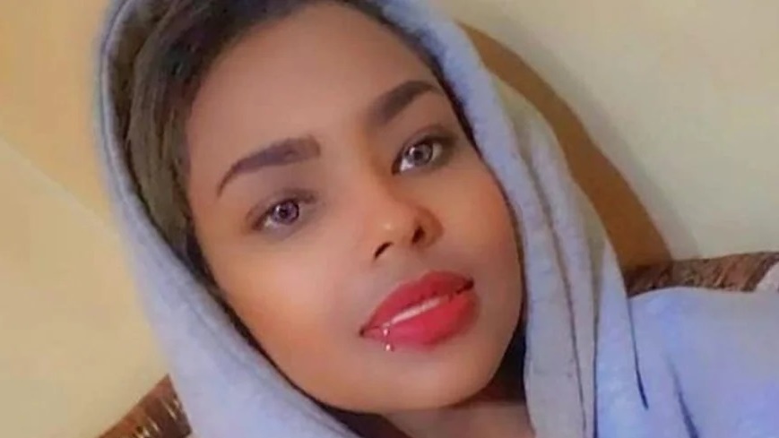  صورة سيلفي غير مؤرخة مأخوذة من حساب العارضة اليمنية انتصار الحمادي على فيسبوك 