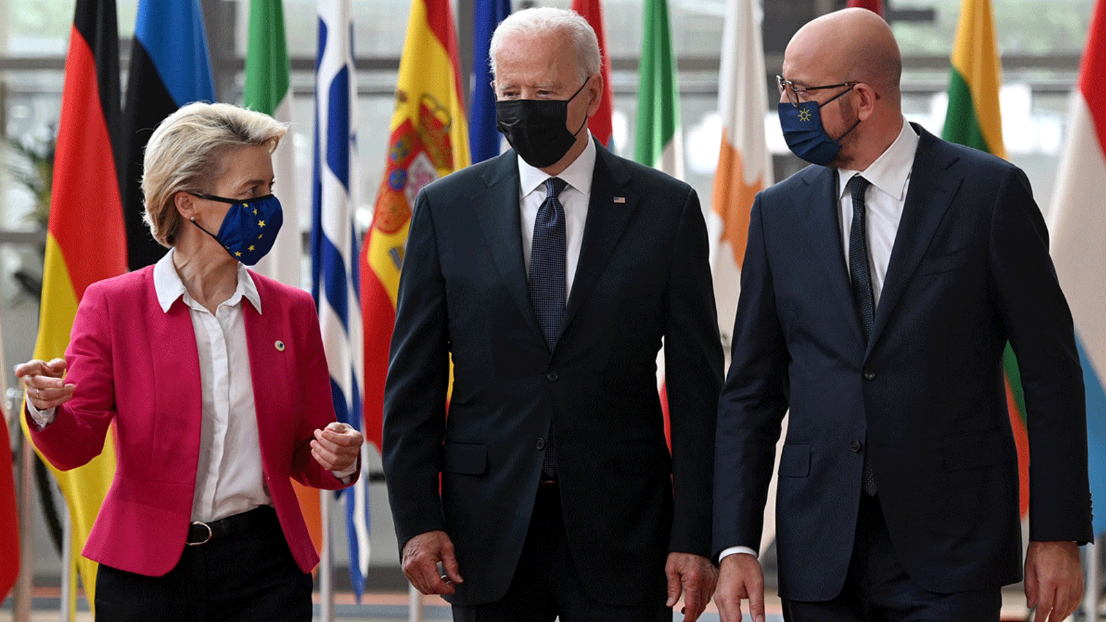 (من اليسار) رئيسة مفوضية الاتحاد الأوروبي أورسولا فون دير لاين والرئيس الأميركي جو بايدن ورئيس المجلس الأوروبي تشارلز ميشيل يصلون لحضور القمة الأوروبية الأمريكية في مقر الاتحاد الأوروبي في بروكسل يوم الثلاثاء 15 حزيران/ يونيو 2021