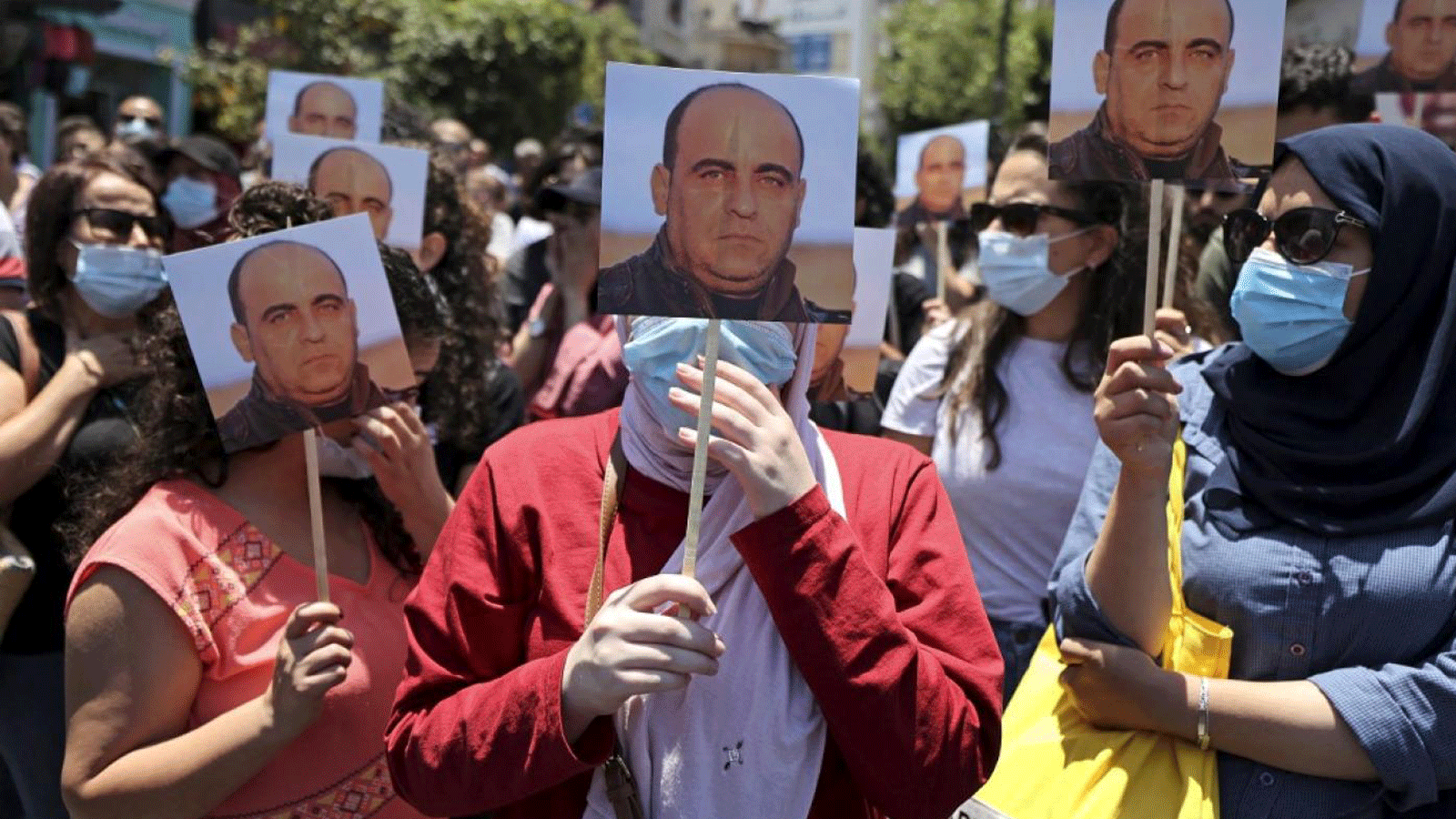 متظاهرون في رام الله بعد مقتل الناشط الفلسطيني نزار بنات في 24 حزيران/يونيو 2021