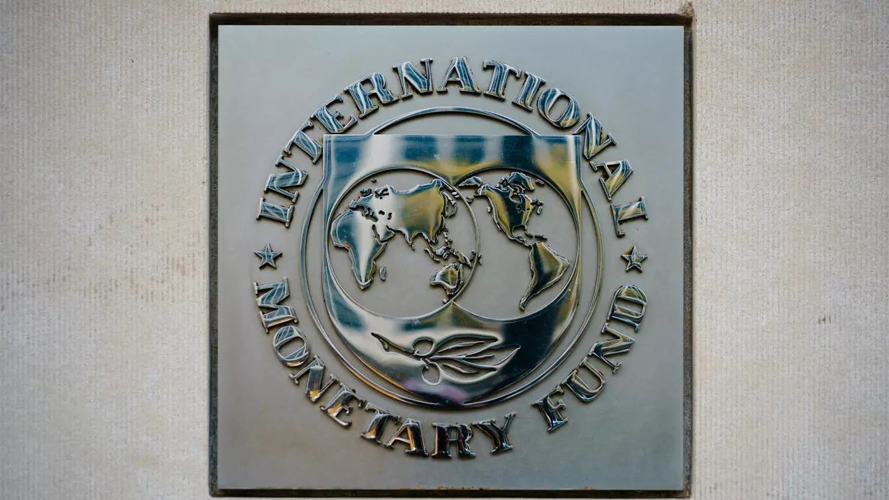 شعار صندوق النقد الدولي خارج مقره في واشنطن