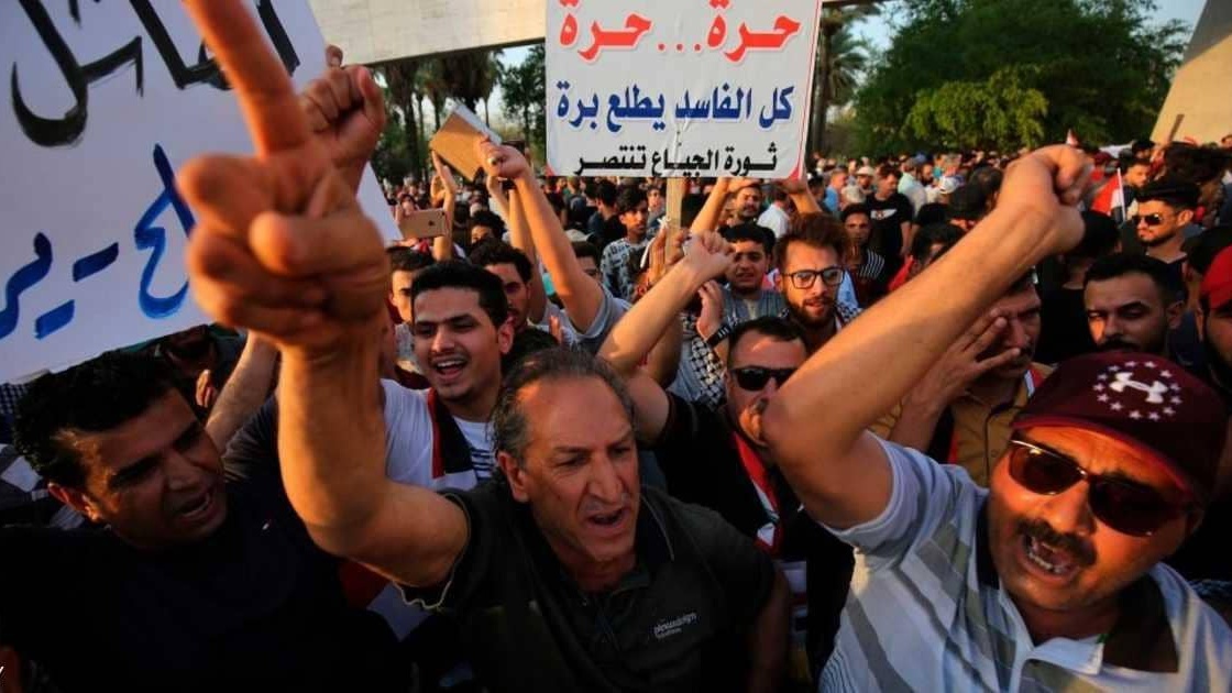 عراقيون يتظاهرون ضد الفساد وانقطاع التيار الكهربائي وسط درجات حرارة تجاوزت الخمسين مئوية