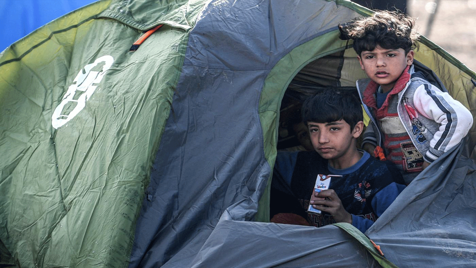أطفال يجلسون في مأوى بالقرب من نهر تونكا المحاذي للطريق المؤدي إلى أوروبا من شمال غرب تركيا في 5 آذار/ مارس 2020