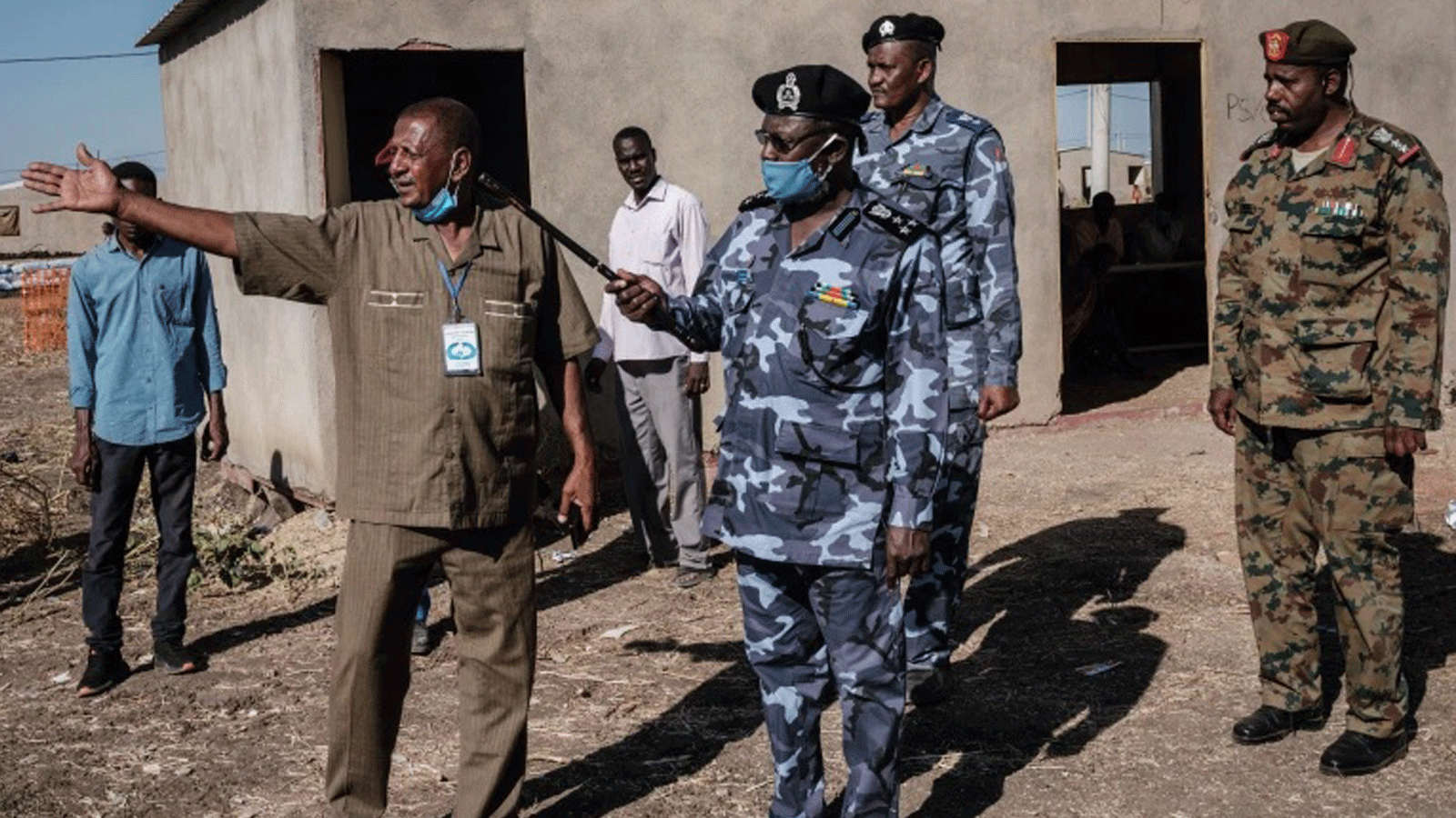  مسؤولو الشرطة والجيش المحليون يتفقدون مركز عبور Village Eight، الذي يستضيف اللاجئين الإثيوبيين الذين فروا من صراع تيغراي، بالقرب من الحدود الإثيوبية في القضارف، شرق السودان(صورة أرشيفية)