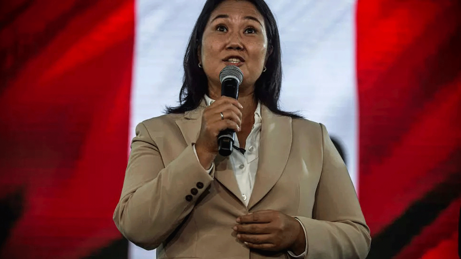 كيكو فوجيموري خلال مؤتمر صحفي بمقر حزبها في ليما بتاريخ 10 يونيو 2021