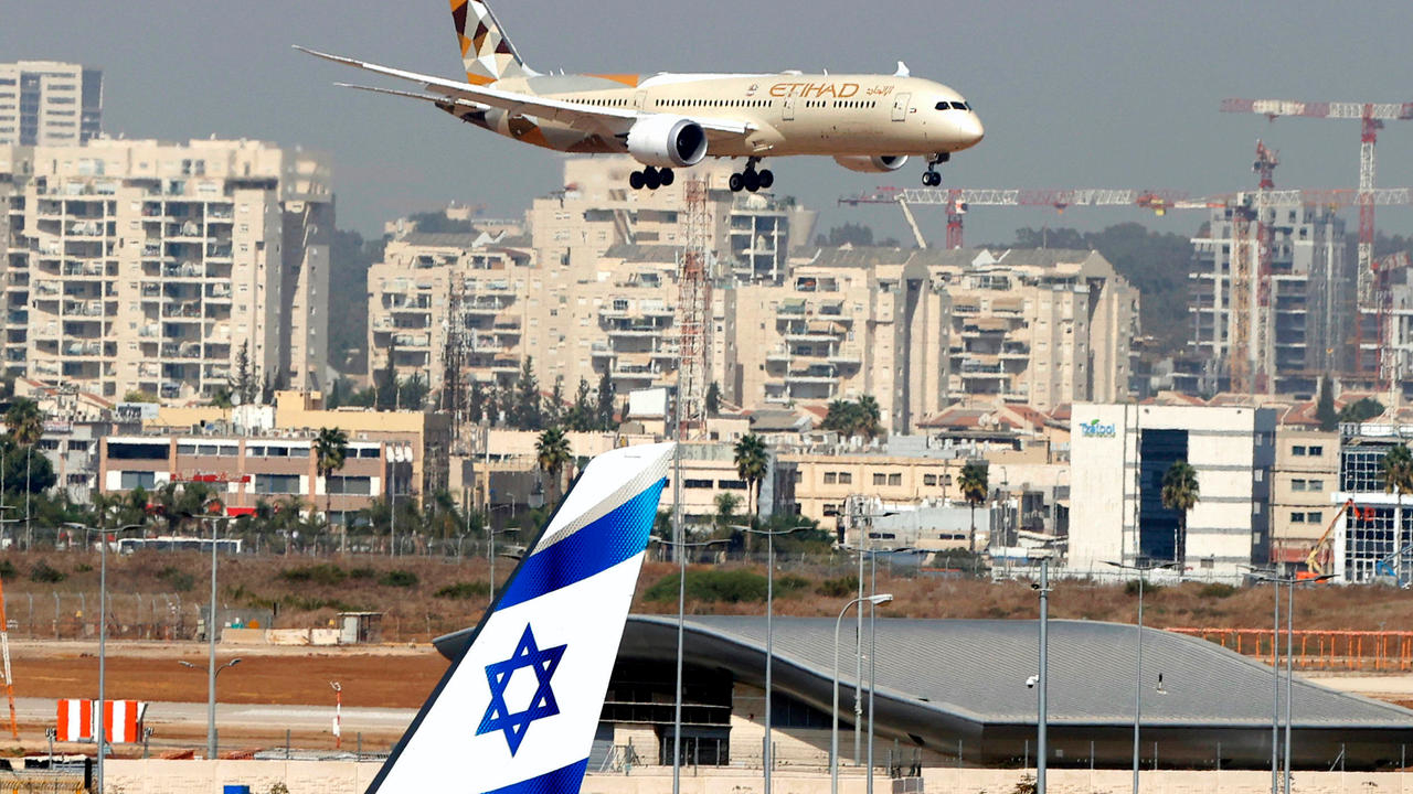 طائرة طيران الاتحاد الإماراتي تقل وفدا رسميا إماراتيا تهبط في مطار بن غوريون قرب تل أبيب، في أول زيارة رسمية للدولة العبرية في 20 تشرين الأول/أكتوبر 2020