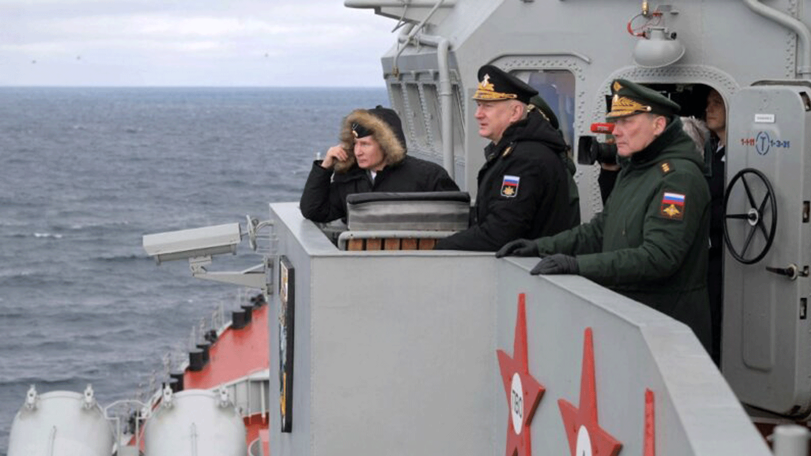 الرئيس الروسي فلاديمير بوتين (يسار) يراقب التدريبات المشتركة لأسطولي البحر الشمالي والأسود من على متن السفينة. مع المارشال أوستينوف قبالة سواحل شبه جزيرة القرم، 9 كانون الثاني /يناير 2020