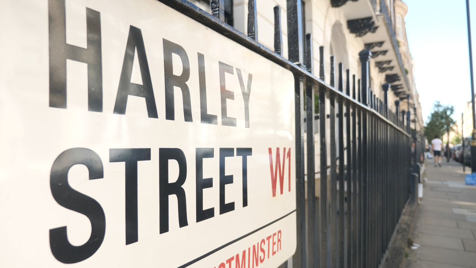 هارليستريت في لندن وهو شارع الاطباء الشعير تجري عمليات لكشف العذرية