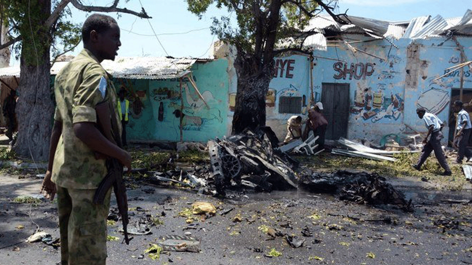 صورة لأحد أفراد الأمن أثناء قيامه بتأمين موقع هجوم بسيارة مفخخة في 4 فبراير 2019 في منطقة هامروين في العاصمة الصومالية مقديشو