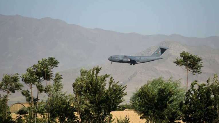 طائرة تابعة للناتو تغادر قاعدة باغرام اكبر القواعد العسكرية الاجنبية في افغانستان