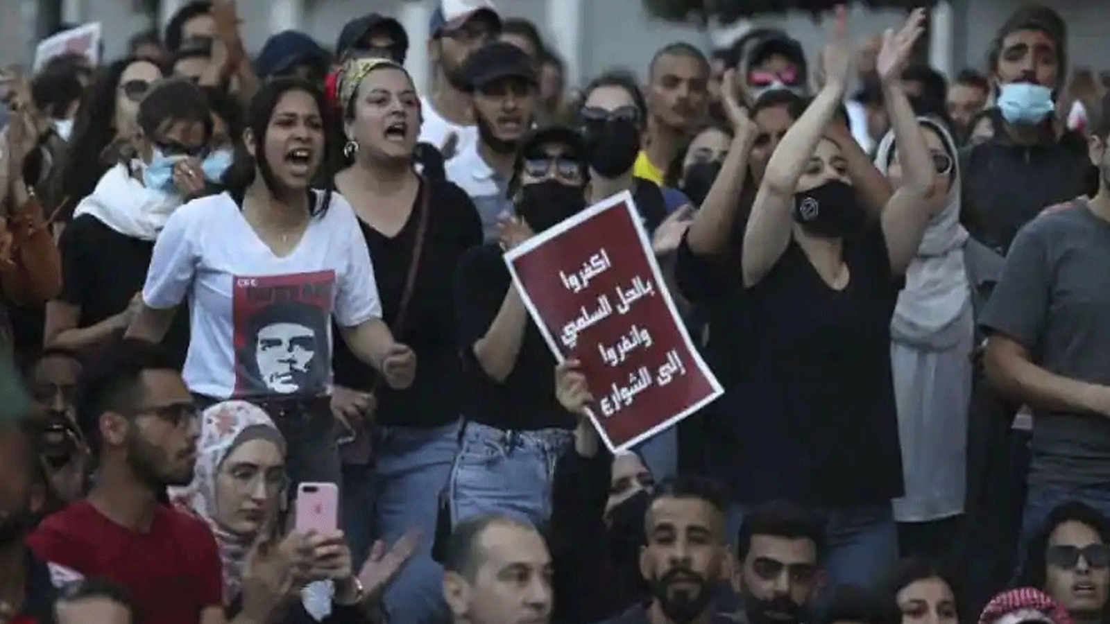متظاهرون فلسطينيون يرفعون لافتات تندد بالسلطة خلال مسيرة في مدينة رام الله بالضفة الغربية المحتلة في 3 تموز/يوليو 2021 على خلفية مقتل الناشط نزار بنات أثناء احتجازه لدى قوات الأمن