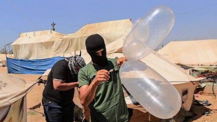 شبان من غزة يطلقون بالون حراري تجاه المستوطنات الاسرائيلية