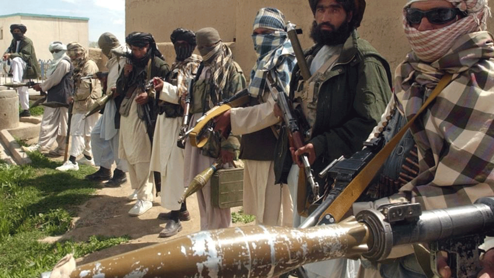 مقاتلو طالبان في طابور يحملون بنادق ومتفجرات(صورة أرشيفية)