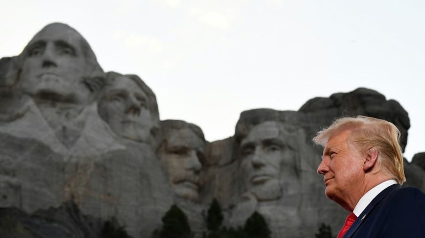 الرئيس الأميركي السابق دونالد ترمب أمام جبل ريشمور في كيستون، داكوتا الجنوبية، في 3 يوليو 2020