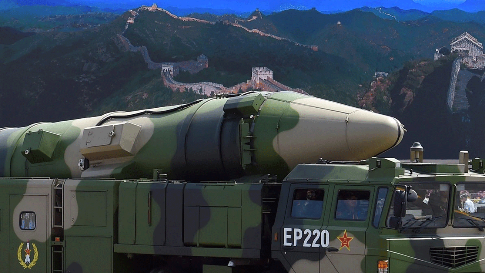 مركبة عسكرية تحمل صاروخ DF-21D أمام شاشة عرض تحمل صورة سور الصين العظيم في ميدان تيانانمين في بكين في 3 أيلول/ سبتمبر 2015