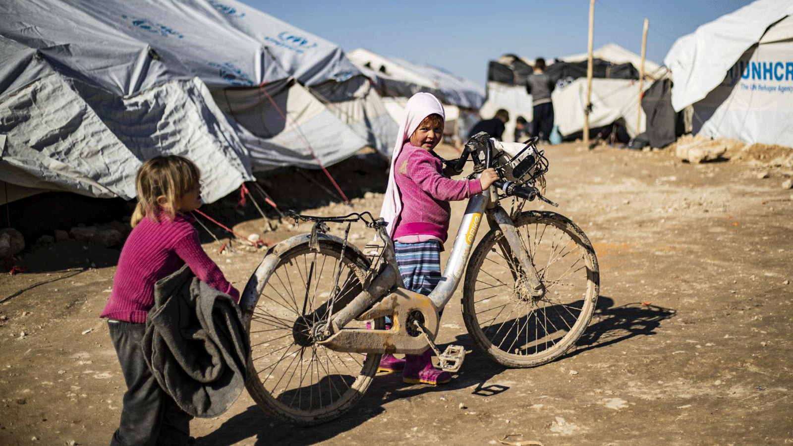 أطفال يعيشون في مخيم الهول المكتظ في شمال شرقي سوريا. صورة أرشيفية