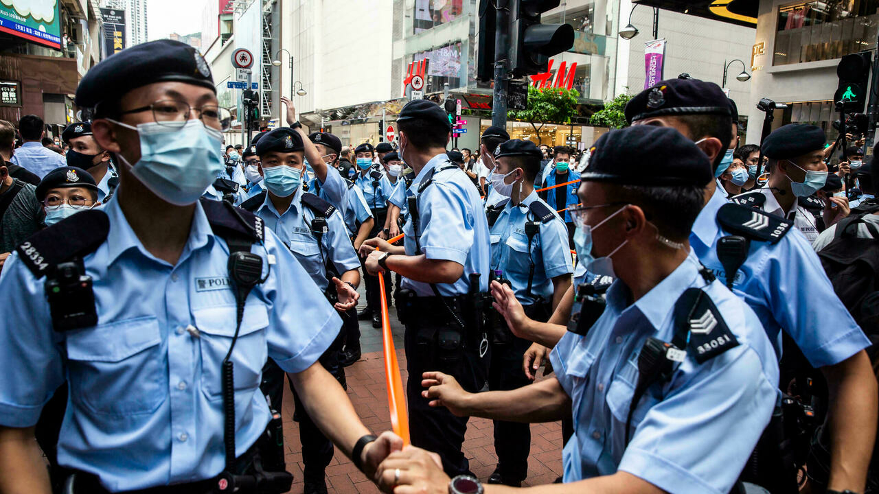آلاف من رجال شرطة هونغ كونغ ينتشرون في المدينة في ذكرى إعادتها إلى الصين في 01 تموز/يوليو 2021