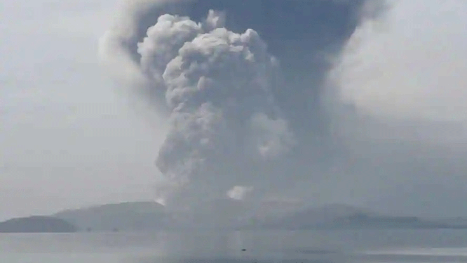 البركان النشط في الفليبين ينفث غازات سامة ويهدد بانفجار