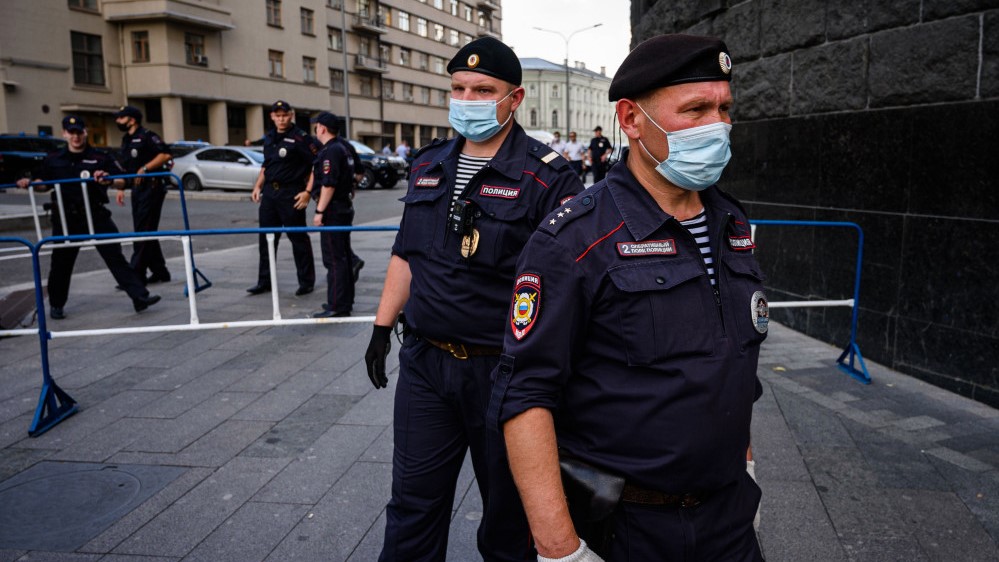 ضباط الشرطة يقفون في حراسة خارج مقر أجهزة الأمن الفيدرالية الروسية في وسط موسكو في 7 يوليو 2020