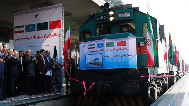 قطار يتوقف عند إحدى المحطات في إيران