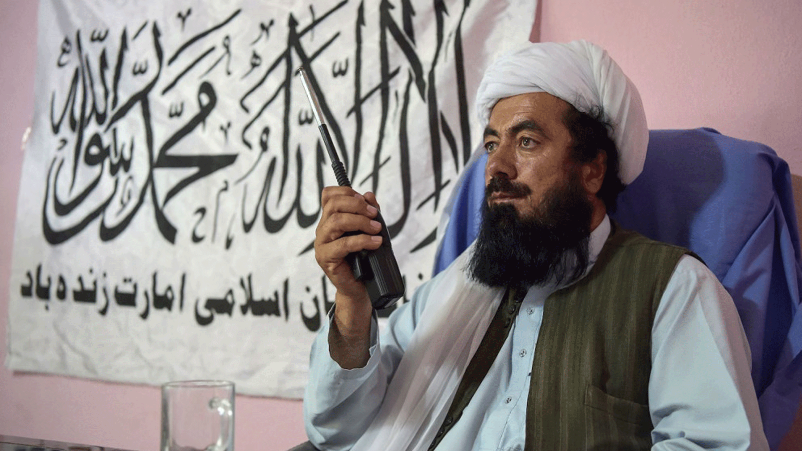 قائد طالبان الملا مصباح ومدير الصحة العامة لغزنة من الجانب الذي تسيطر عليه طالبان، في مستشفى في منطقة أندار في ولاية غزنة/ أفغانستان. 3 حزيران/يونيو 2021
