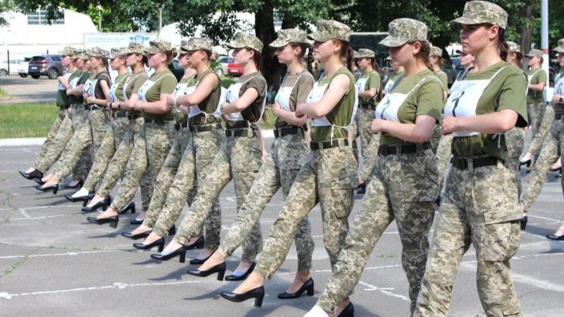 UKRAINE DEFENCE MINISTRY نشر الجيش الأوكراني صورا لمجندات يتدربن في عرض عسكري بكعب عالي عريض