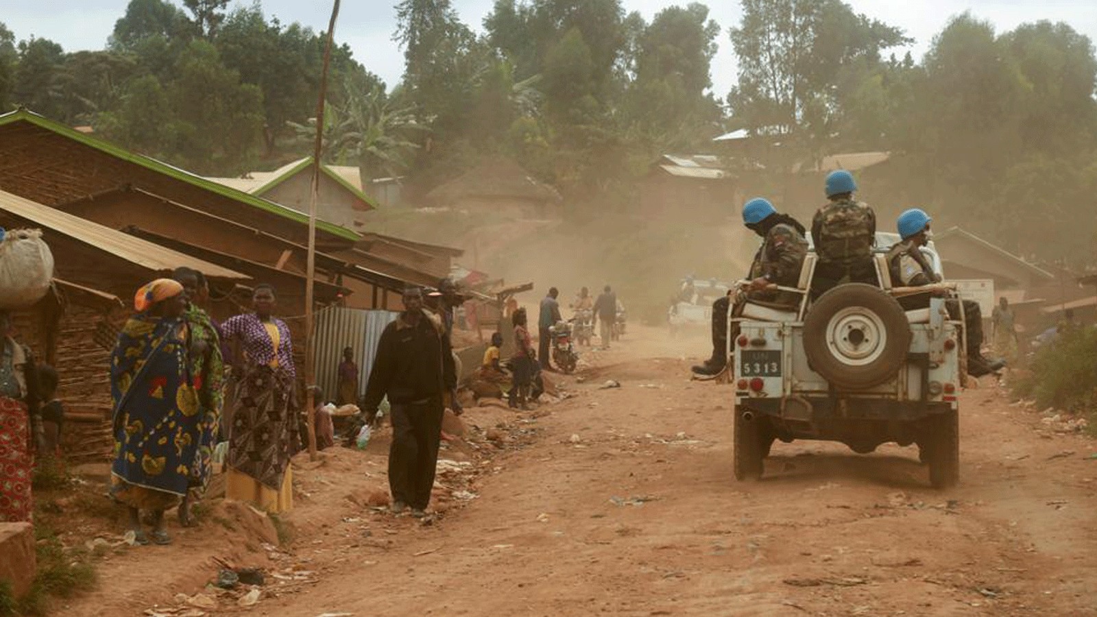 جنود مغاربة من بعثة الأمم المتحدة في جمهورية الكونغو الديمقراطية (مونوسكو)، أثناء قيامهم بدوريات في إقليم دجوغو الذي مزقته أعمال العنف، بإقليم إيتوري، شرق جمهورية الكونغو الديمقراطية.في 13 آذار/مارس 2020