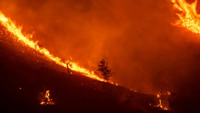 حريق يلتهم أجزاء من منحدرات سلسلة جبال ترودوس في قبرص الأحد