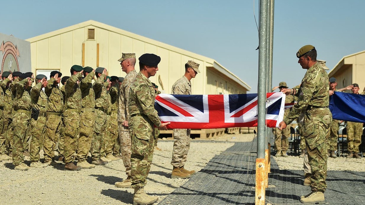مراسم إنزال العلم البريطاني في مقر الوحدة العسكرية في أفغانستان