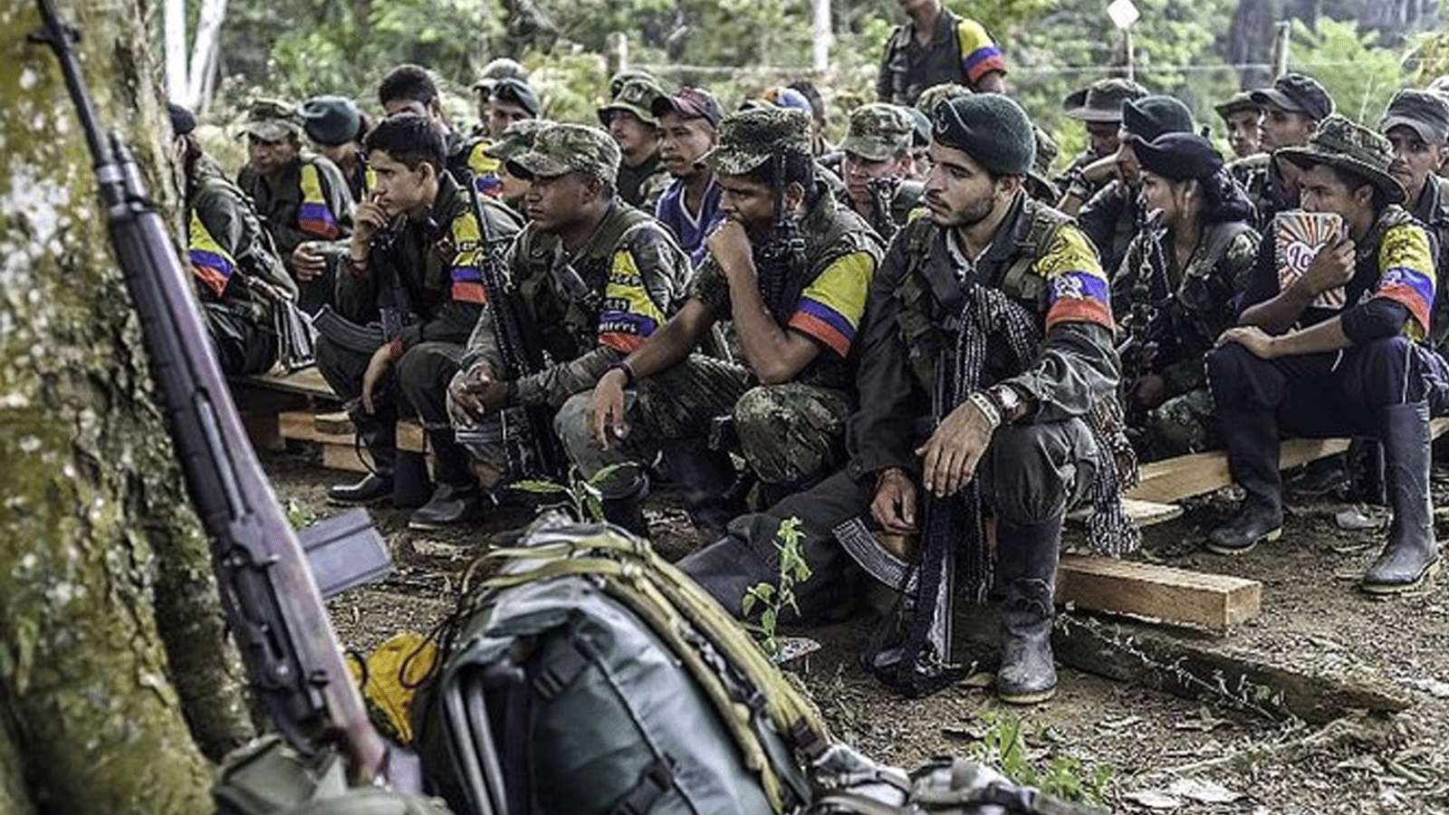 إبلاغ مقاتلي القوات المسلحة الثورية لكولومبيا (فارك) بعملية السلام مع الحكومة الكولومبية، في معسكر في الجبال الكولومبية، في عام 2016