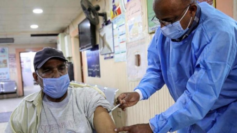 عراقي يتلقى لقاحًا مضادًا لفيروس كورونا