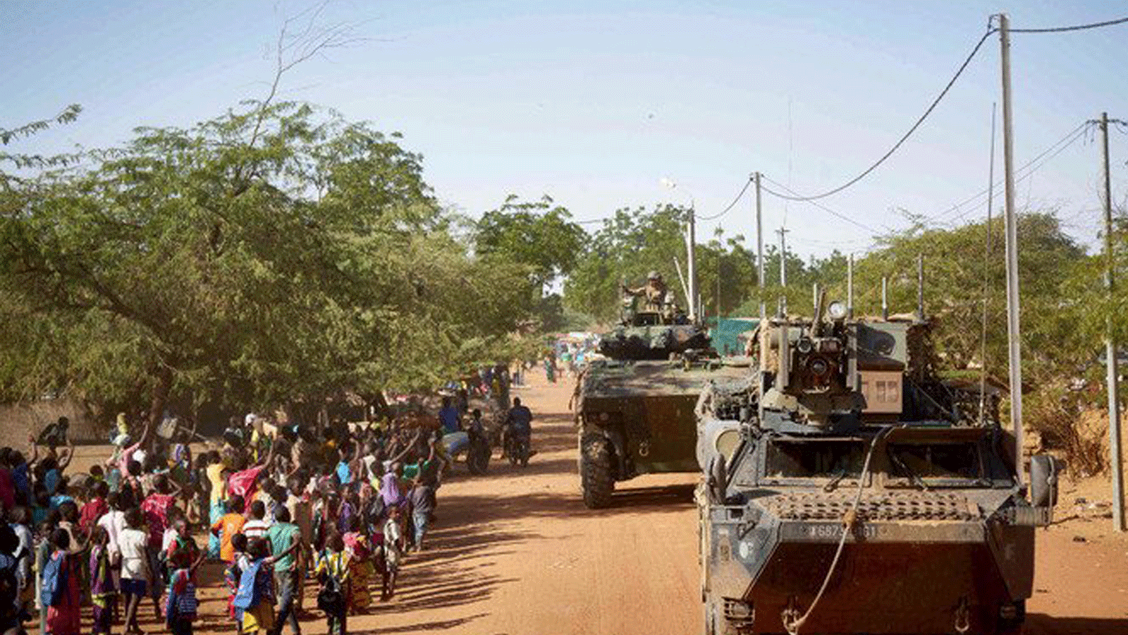 جنود من الجيش الفرنسي يقومون بدوريات في قرية جوروم في ناقلات جند مدرعة خلال عملية برخان في شمال بوركينا فاسو