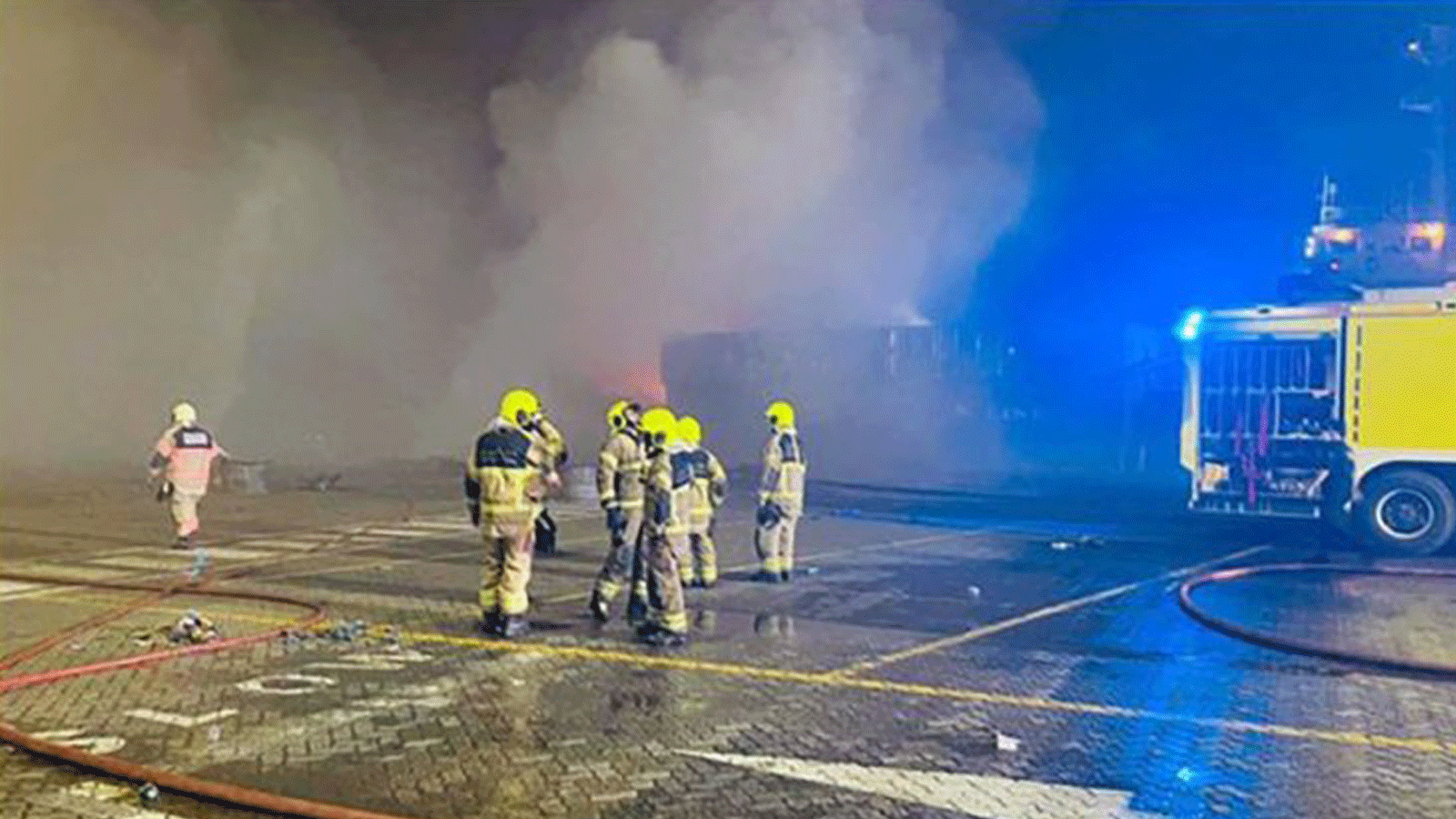 تُظهر هذه الصورة المنشورة التي قدمها المكتب الإعلامي لحكومة دبي رجال إطفاء بالدفاع المدني في موقع الحريق الذي اندلع في ميناء جبل علي الرئيسي في دبي، 8 تموز/يوليو 2021