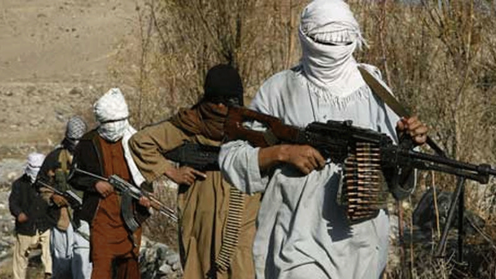 مقاتلو طالبان يقومون بدوريات في منطقة في ريف أفغانستان.
