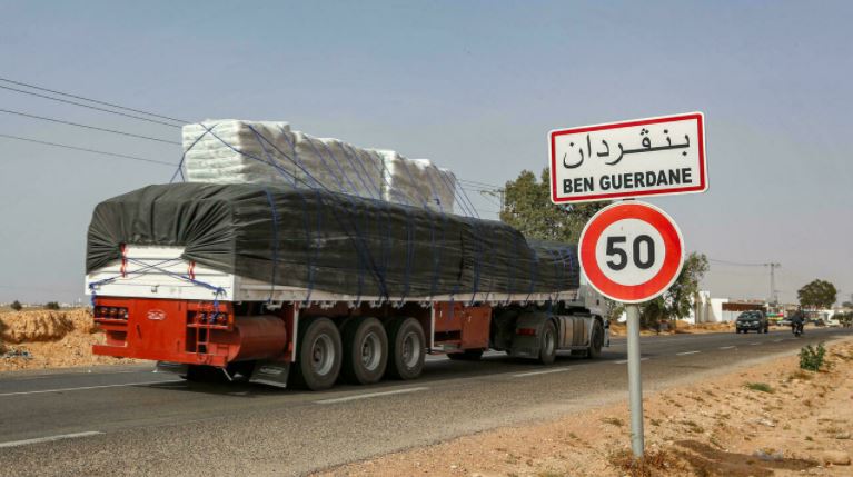 شاحنة تنقل بضائع على الطريق الدولي السريع بين مدينة بن قردان التونسية وليبيا في 4 يونيو 2021